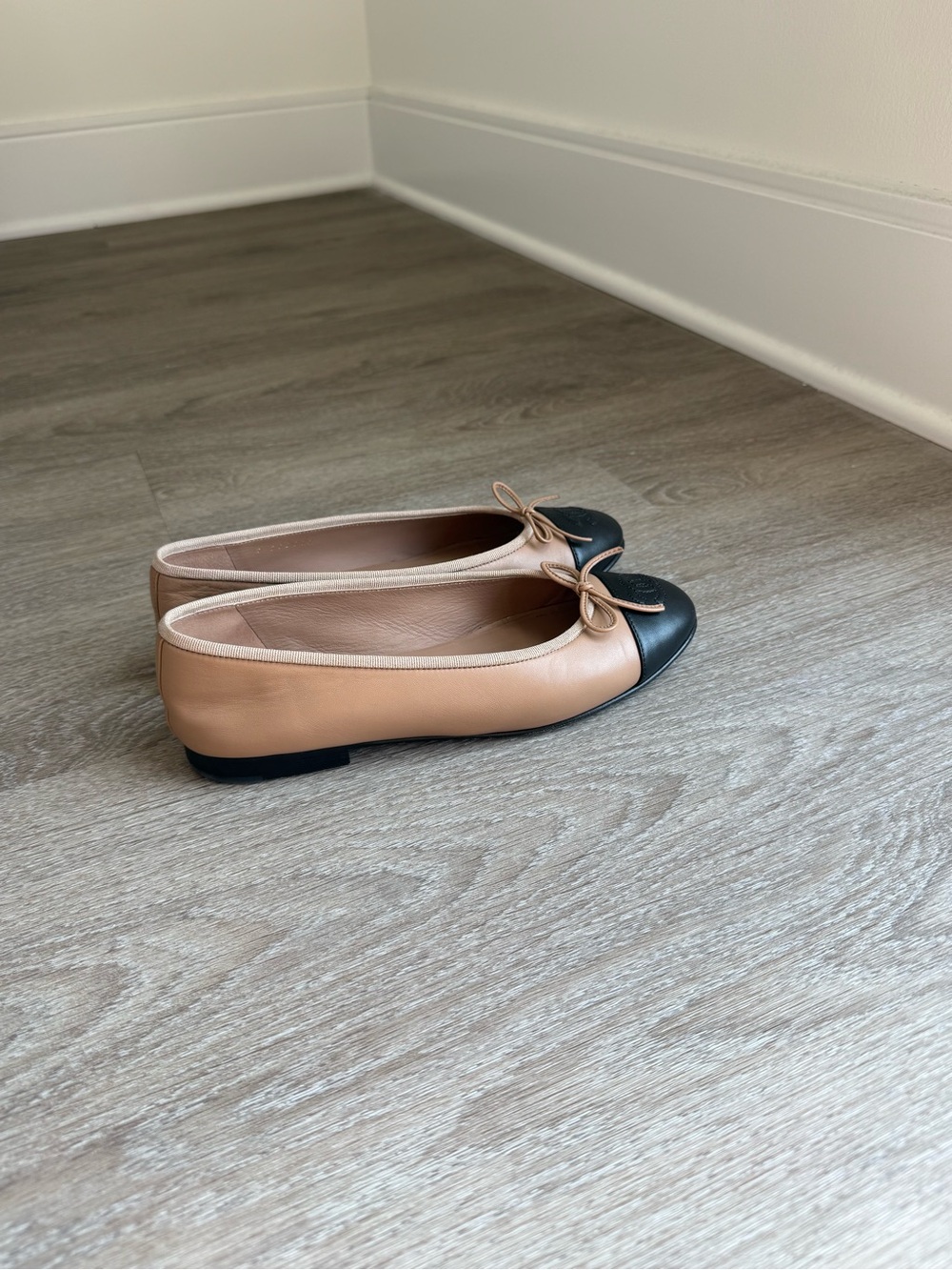CHANEL 23B Lambskin Dark Beige and Black Leather Cap-Toe Ballet Flats Size 38 - Picture 10 of 12